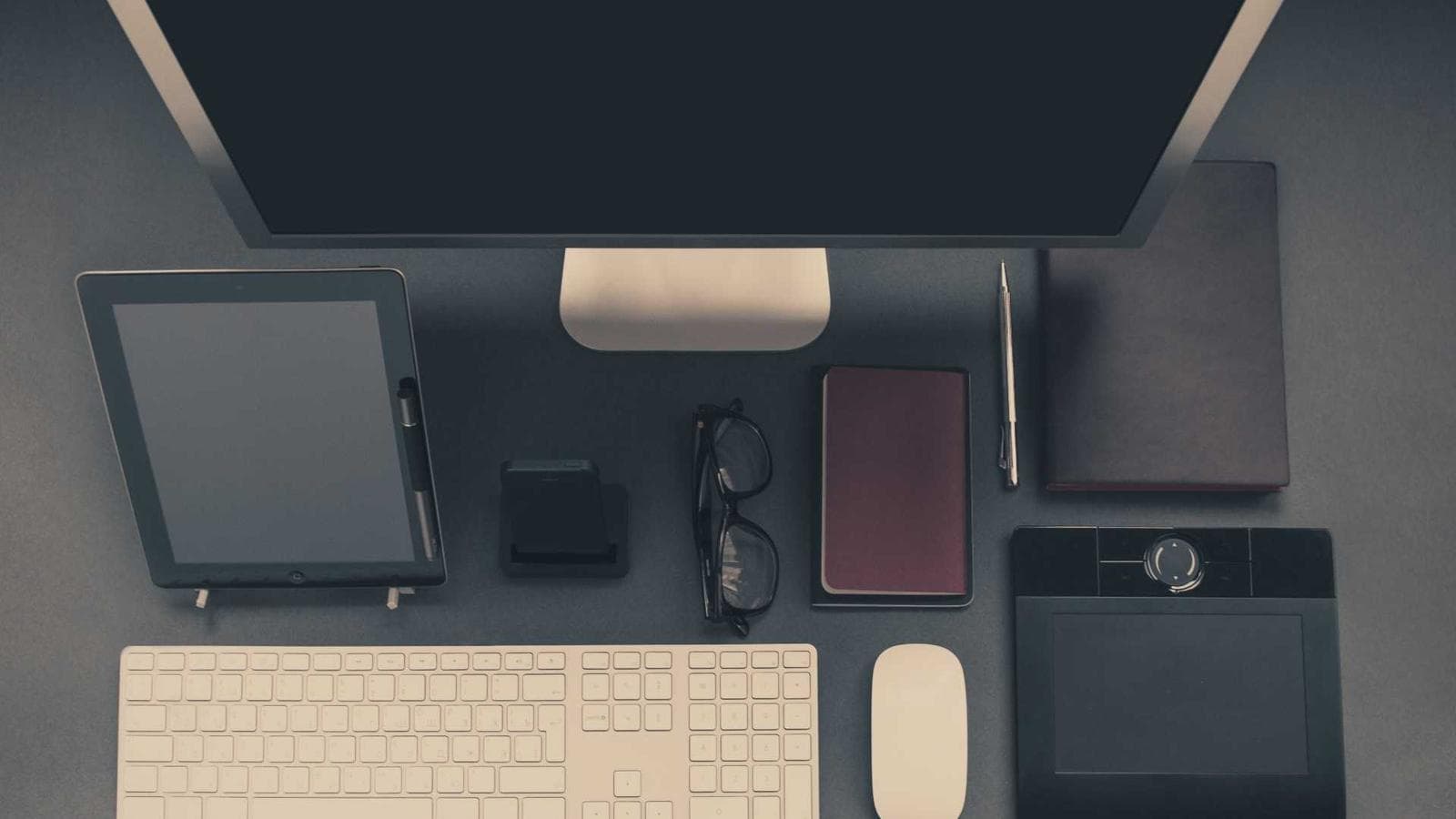 Gros plan sur une grille de design et des composants Figma